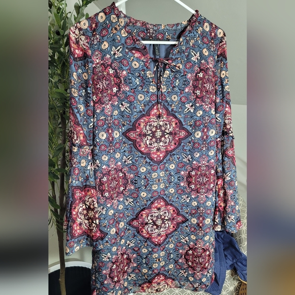 WHBM Long Bell Sleeve Medallion Printed Shift Dress Sz Medium - Picture 2 of 6